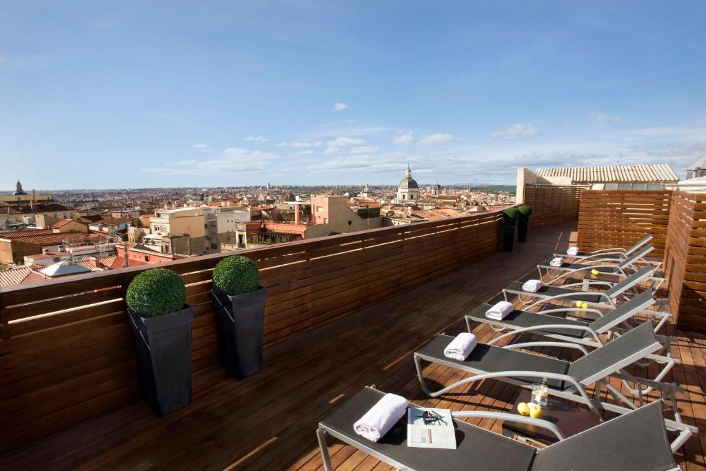 rzędu stołów na dachu budynku w obiekcie Hotel Cortezo w Madrycie