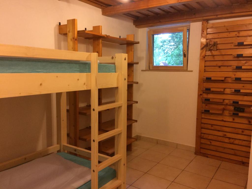 Palanda nebo palandy na pokoji v ubytování Blue Bike Hostel