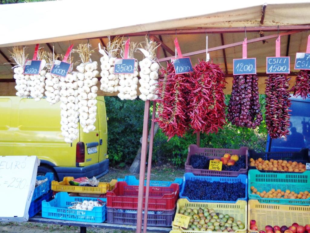 フォニョードにあるÉva Apartmanの玉ねぎなどの果物野菜を使った農家市場