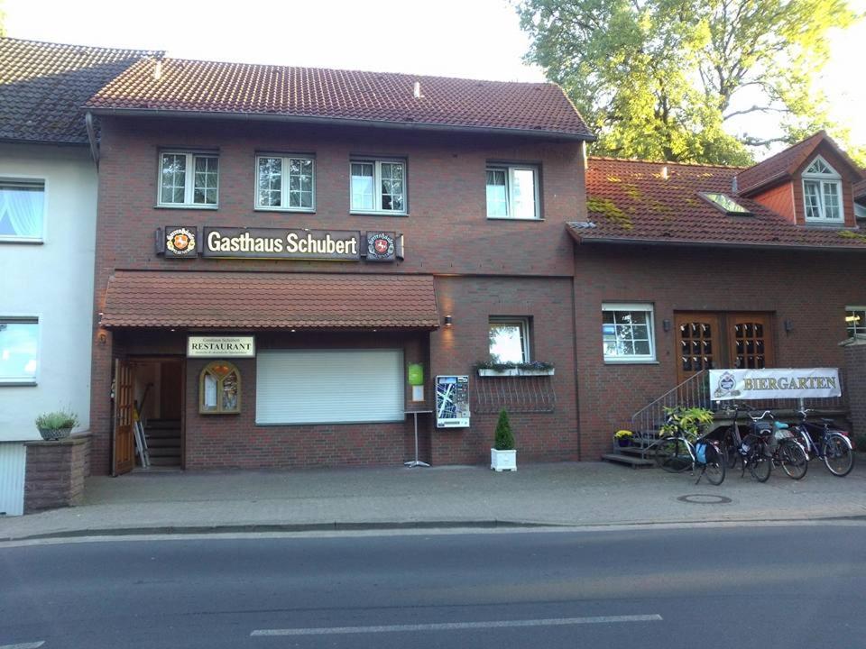 ein Schulgebäude mit Fahrrädern, die draußen geparkt sind in der Unterkunft Hotellerie Gasthaus Schubert in Garbsen