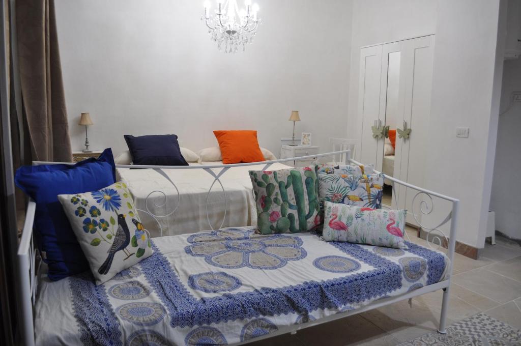 a room with a bed and a couch with pillows at El Laurel in Frontera