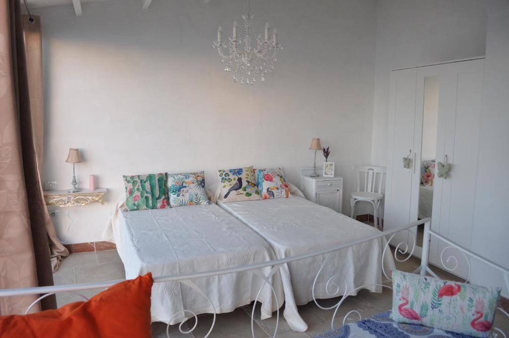 a bedroom with a bed and a chandelier at El Laurel in Frontera