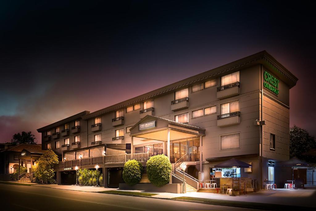 un edificio di notte con le luci accese di Crest on Barkly Hotel a Melbourne