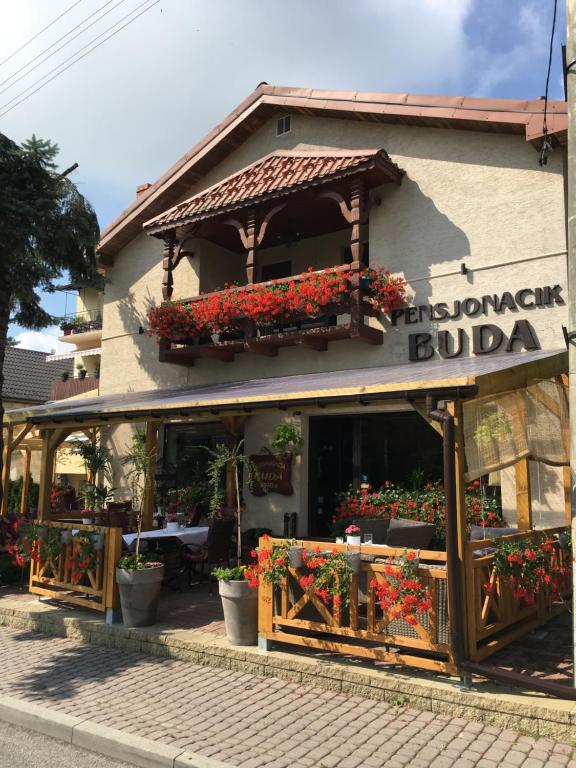 budynek z kwiatami na boku w obiekcie Restauracja Pensjonat Buda w Krośnie