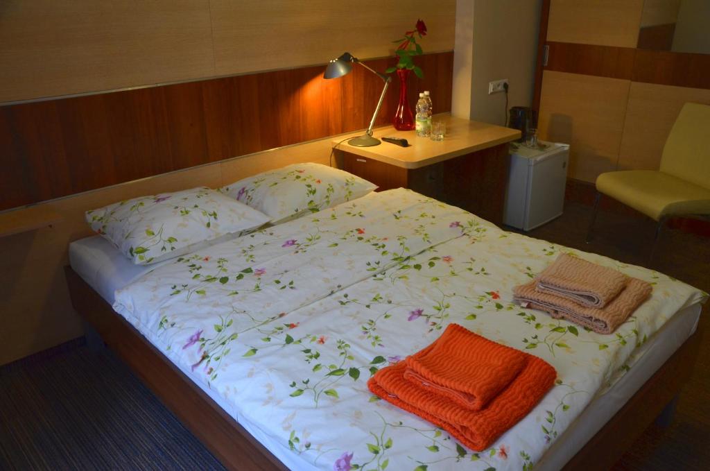 Un dormitorio con una cama grande con flores. en DS Akademia Muzyczna, en Cracovia