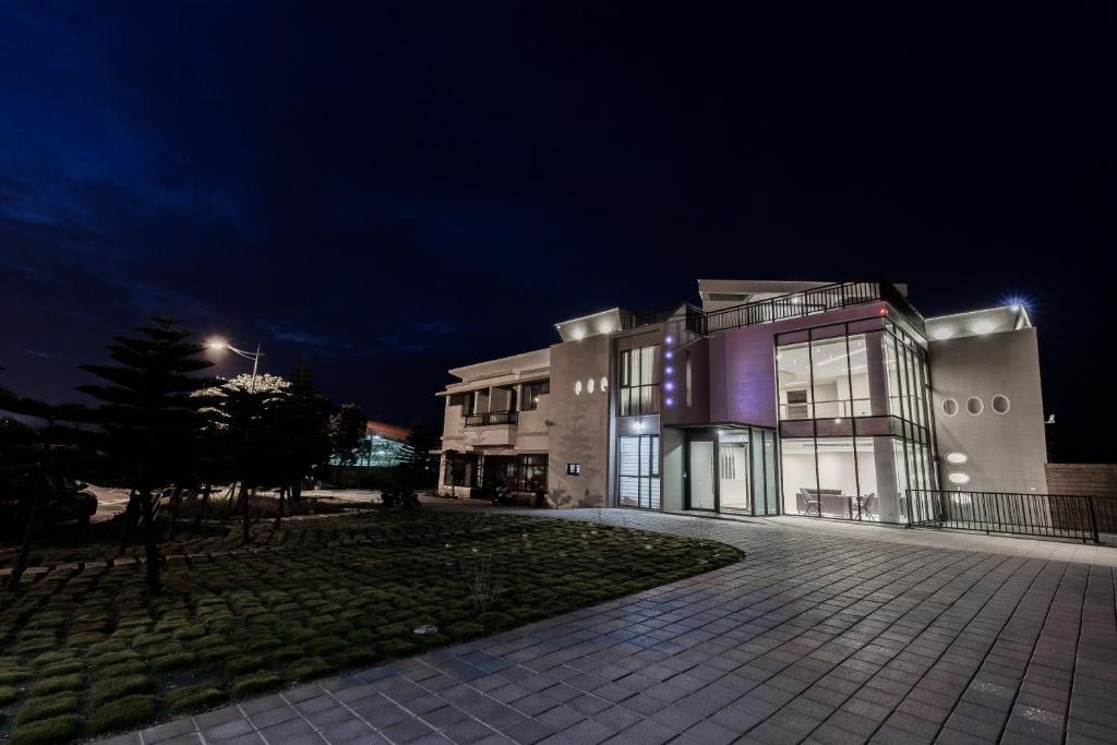 ein großes Gebäude in der Nacht mit dunklem Himmel in der Unterkunft Ai Mei Homestay in Huxi