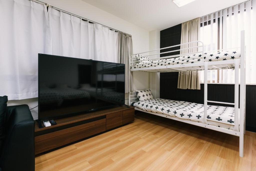 TV a/nebo společenská místnost v ubytování Guest House Yasuragi Hakataekimae