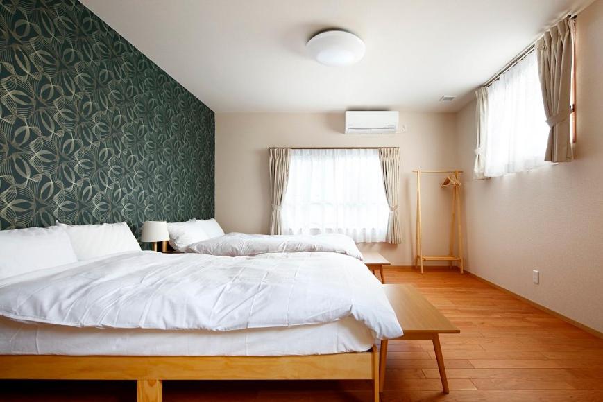朝来市にある宿屋 天空の緑の壁のベッドルーム1室(ベッド2台付)