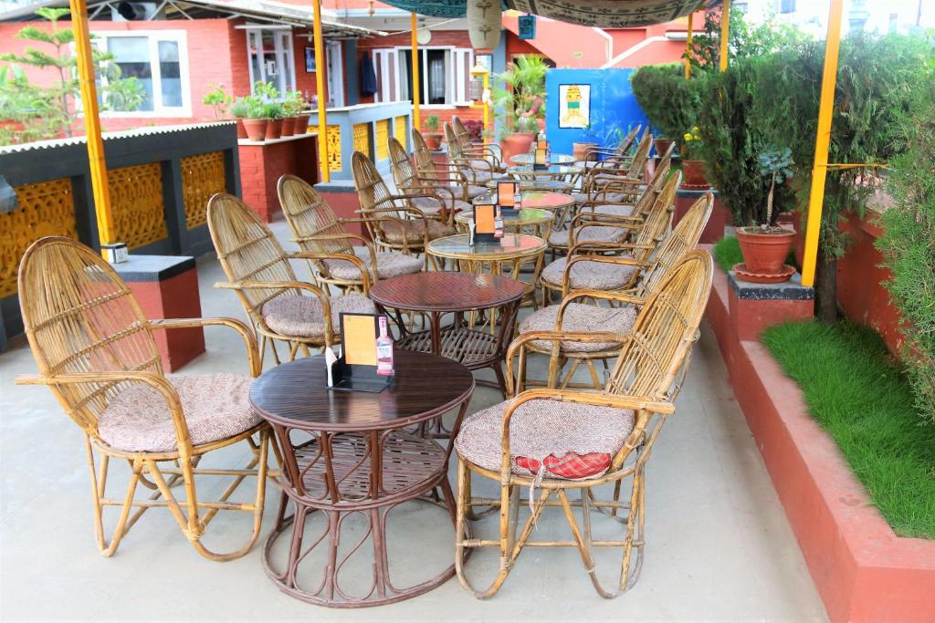 szereg stołów i krzeseł na patio w obiekcie Chillout Holiday Home w Katmandu