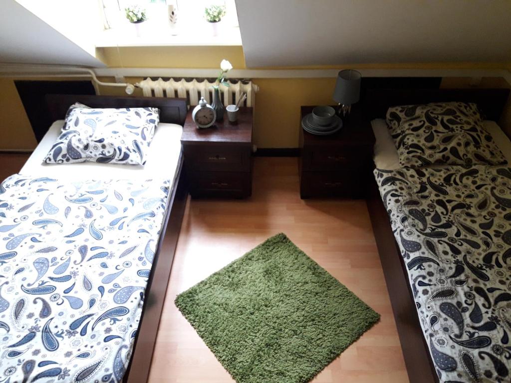 Posteľ alebo postele v izbe v ubytovaní Hostel Pałacyk