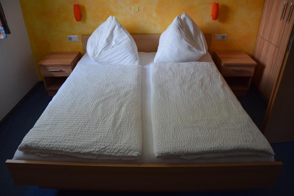 Postel nebo postele na pokoji v ubytování Frühstückspension Matheidl