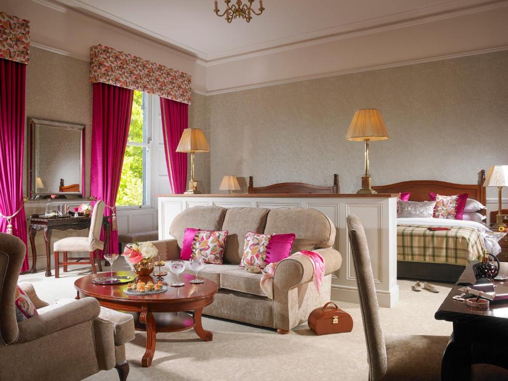 Posezení v ubytování Faithlegg Hotel