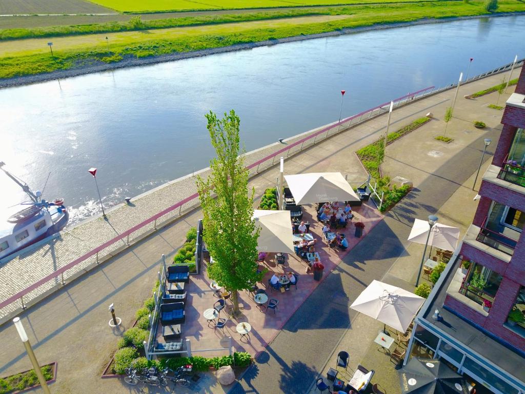 an overhead view of a picnic area next to a river at Stadshotel Doesburg in Doesburg