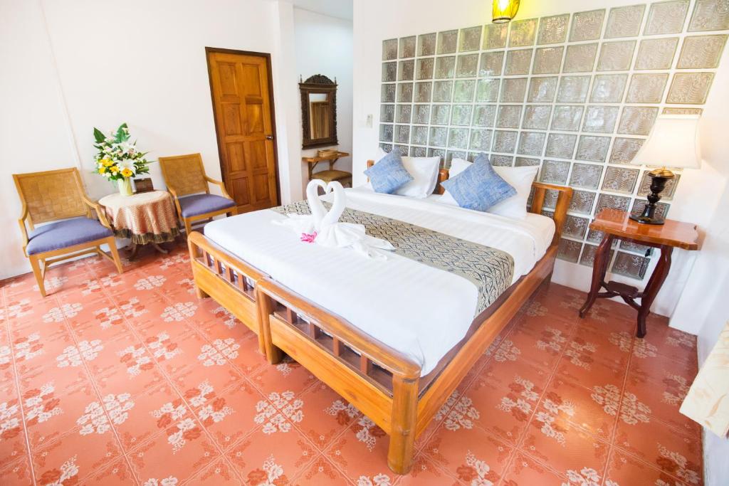 Postel nebo postele na pokoji v ubytování Pongphen Guesthouse - SHA Plus Certified