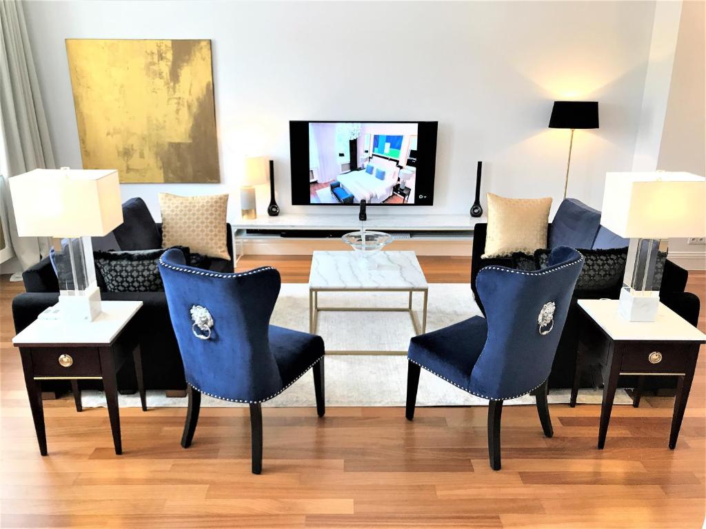 TV a/nebo společenská místnost v ubytování MONDRIAN Luxury Suites & Apartments Market Square IV