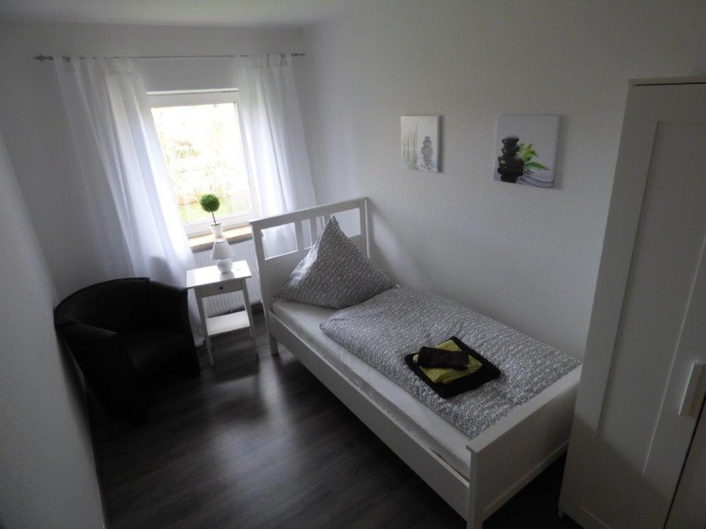 ヴィルヘルムスハーフェンにあるAn der Flut 193の小さなベッドルーム(ベッド1台、窓付)