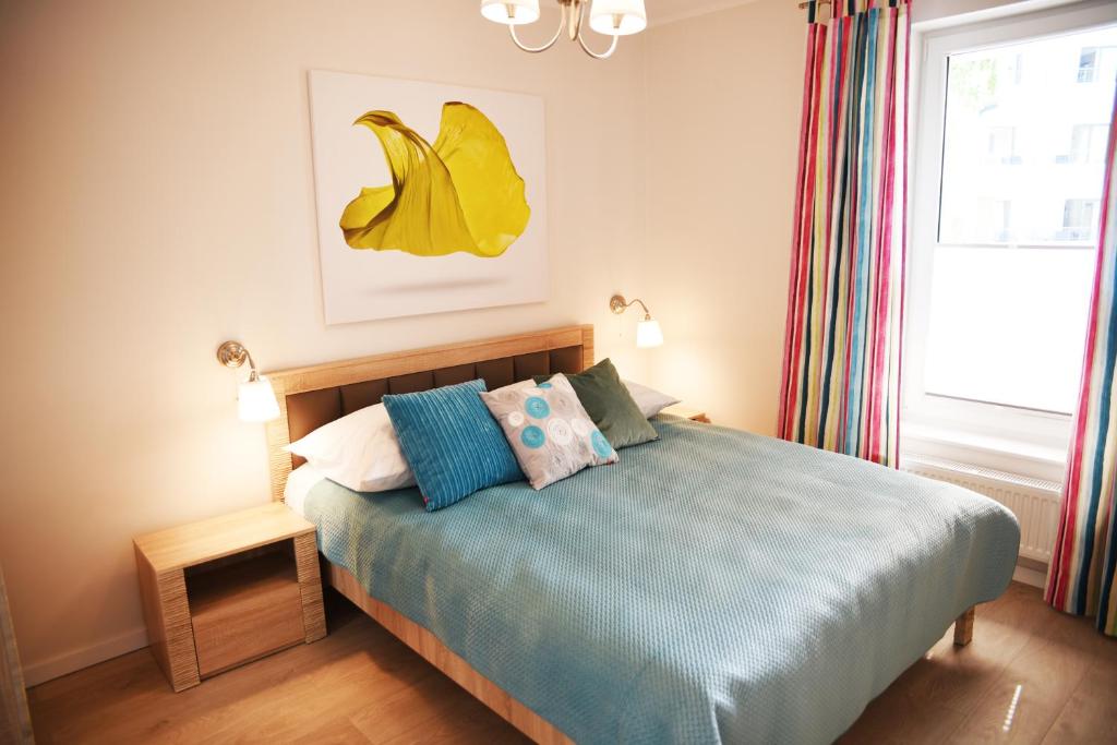 a bedroom with a bed with a bunch of bananas on it at Apartament Szmaragdowy in Ustronie Morskie
