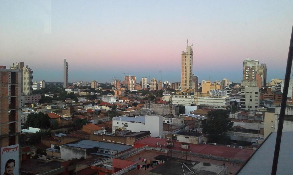 vistas a una ciudad con edificios altos en Estudio en el Centro de Asunción, en Asunción