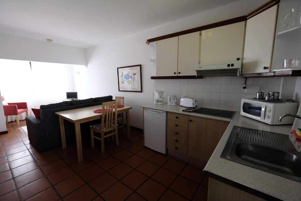 Kuchyň nebo kuchyňský kout v ubytování Apartamentos Quinta Mae dos Homens