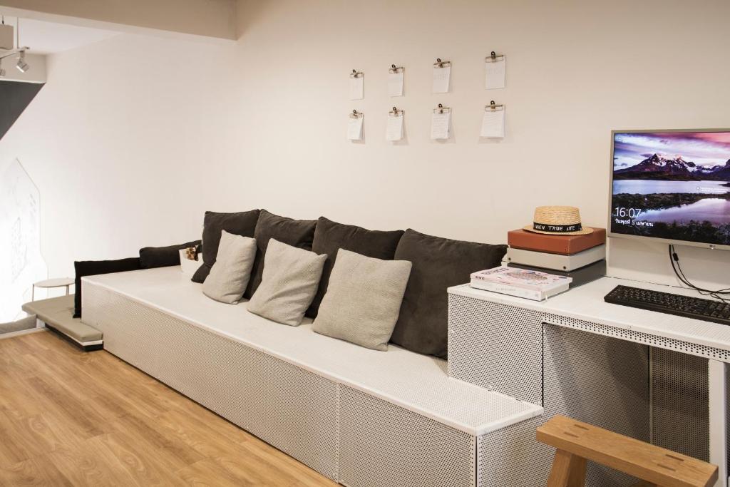 TV a/nebo společenská místnost v ubytování Bed One Block Hostel