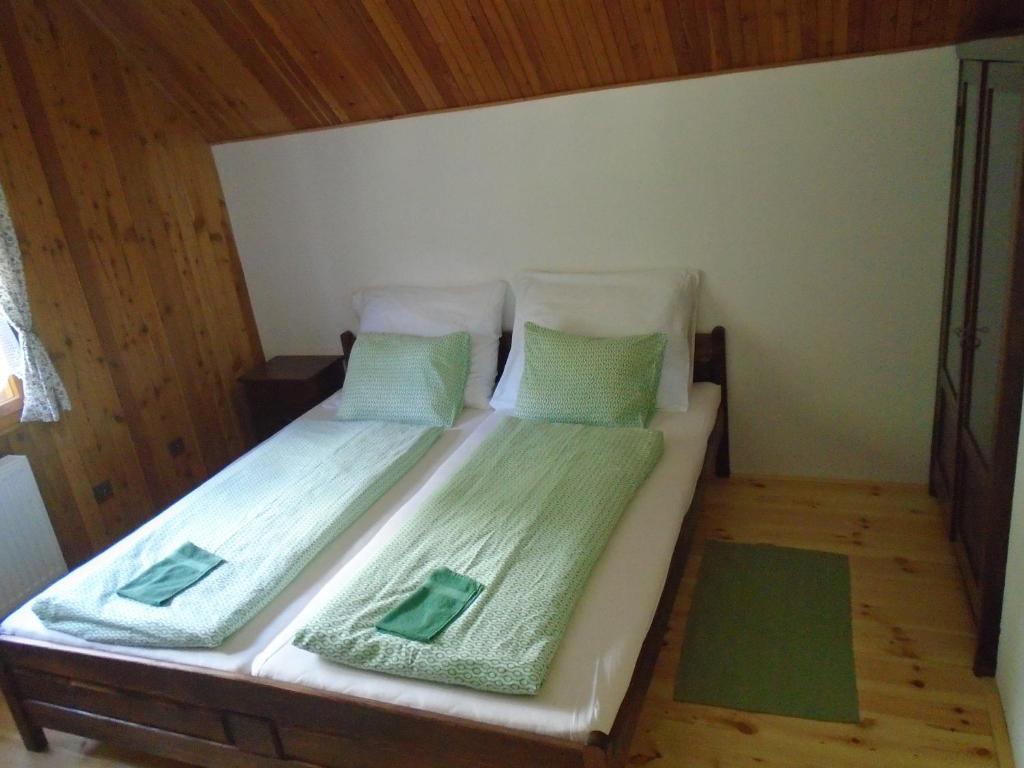 Postel nebo postele na pokoji v ubytování Chalupa za Křížkem