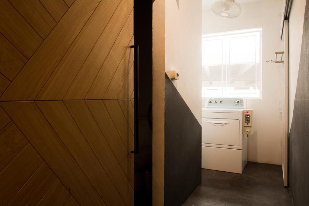 Kuchyň nebo kuchyňský kout v ubytování Bed One Block Hostel