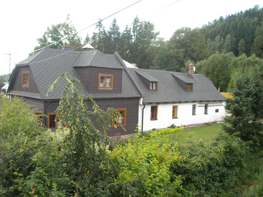 マラー・モラーヴカにあるChalupa za Křížkemの灰色の屋根の大白い家
