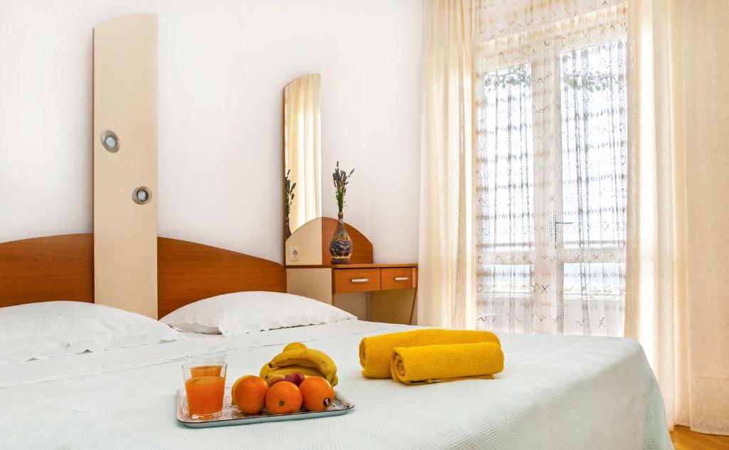Postel nebo postele na pokoji v ubytování Apartmani Ines