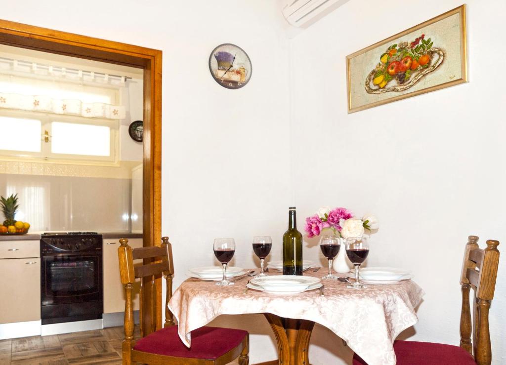 Kuchyň nebo kuchyňský kout v ubytování Apartmani Ines