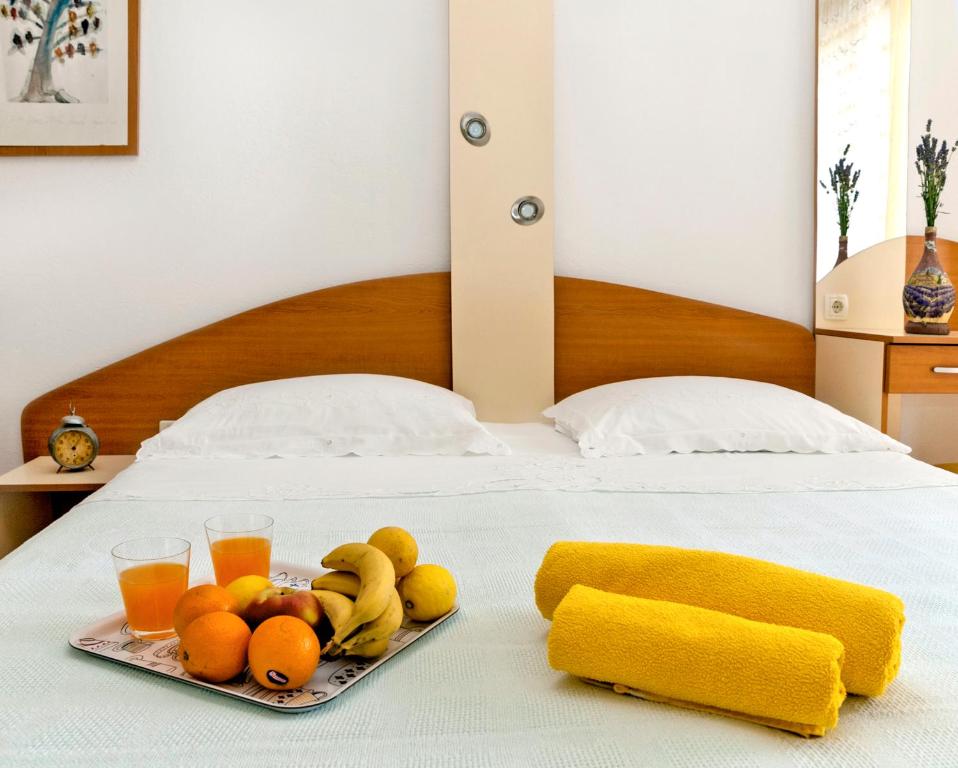 Postel nebo postele na pokoji v ubytování Apartmani Ines