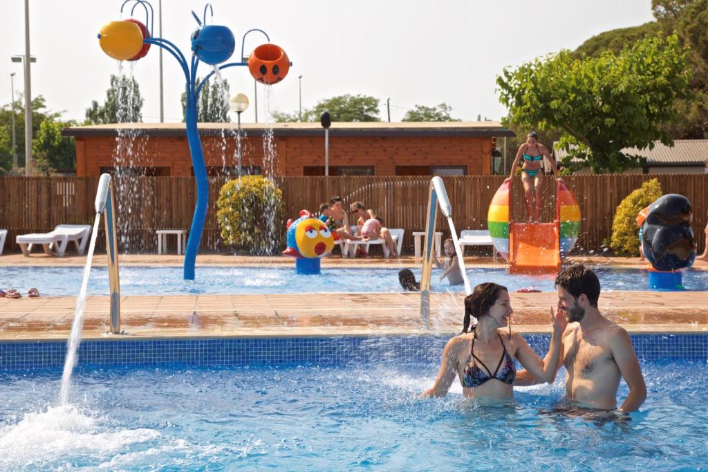 Bazén v ubytování Camping Bon Repós nebo v jeho okolí