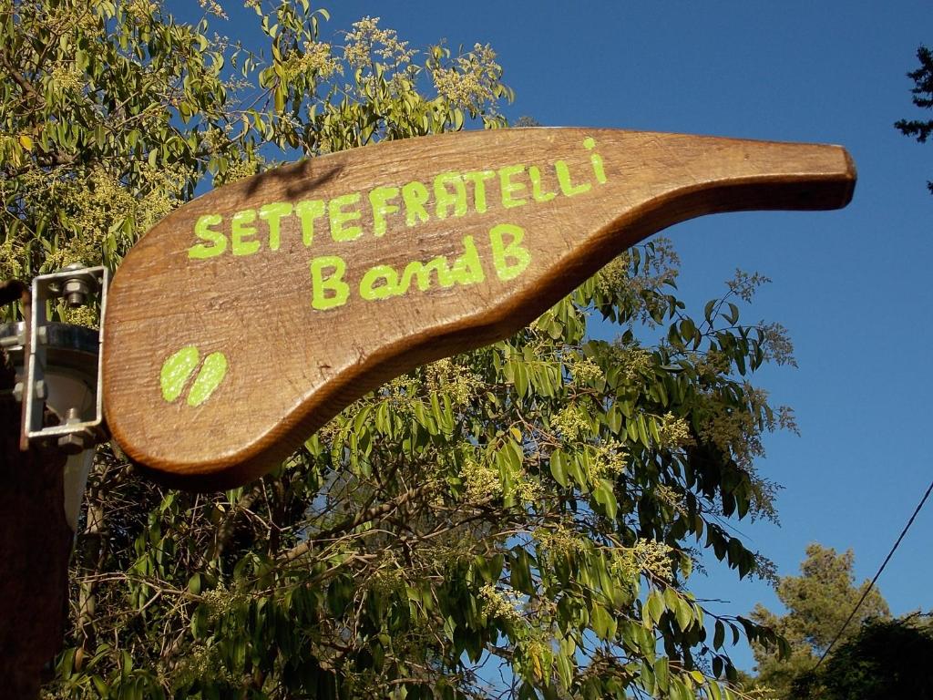 un signo de madera con el banco mundialsostenible en B&B Sette Fratelli en San Gregorio