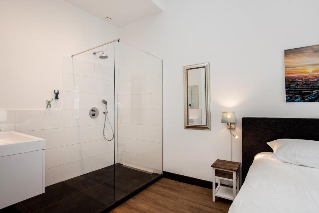 Postel nebo postele na pokoji v ubytování Stayci Serviced Apartments Royal Palace