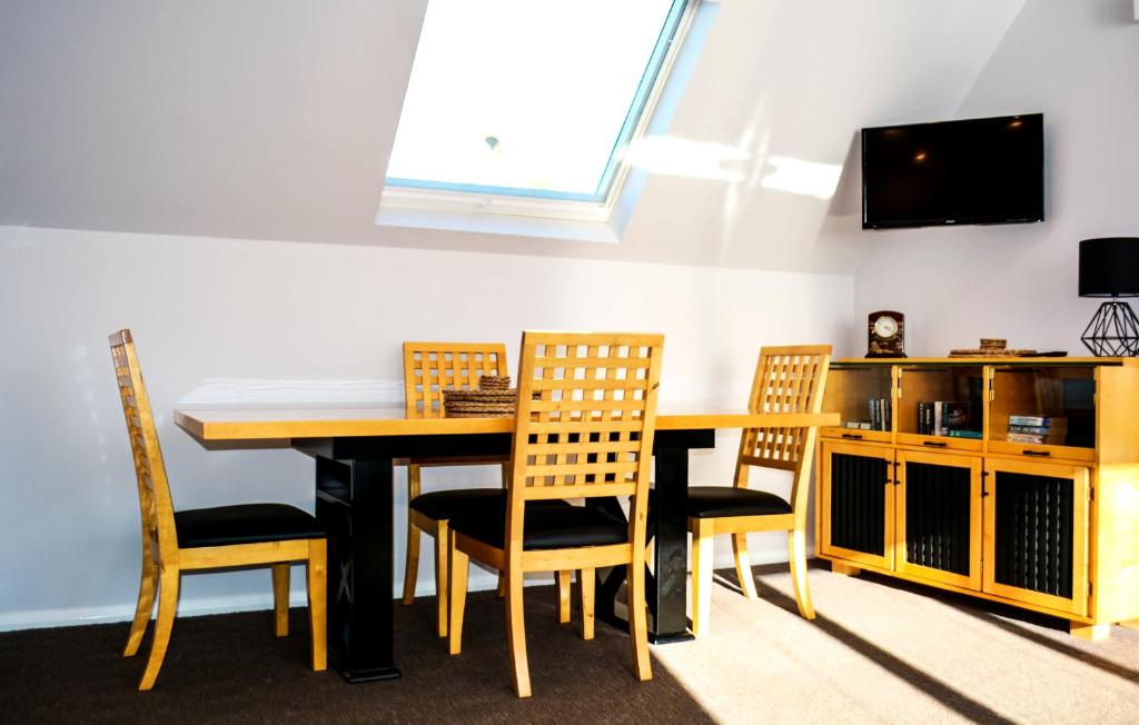een eetkamer met een tafel en stoelen bij Heathfield Apartments in Hobart
