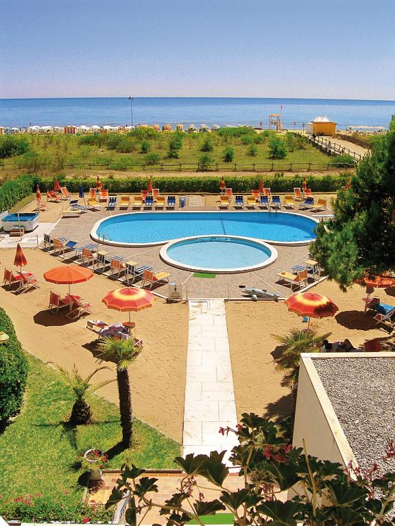 Bazén v ubytování Hotel Bertha Fronte Mare nebo v jeho okolí