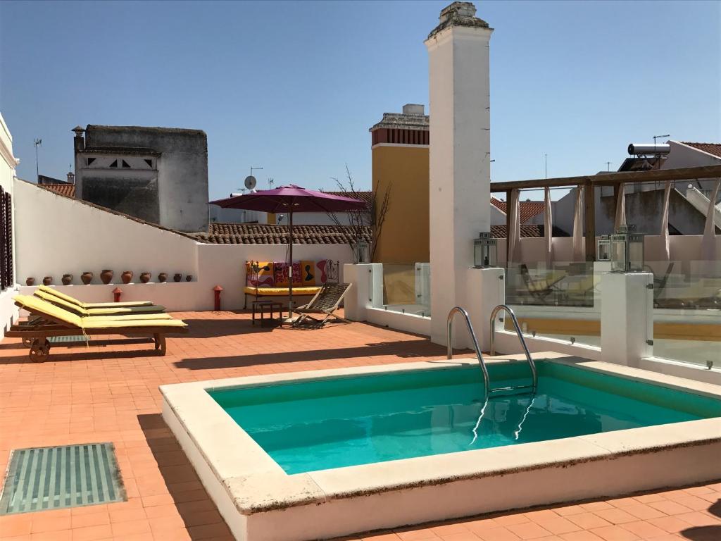 uma piscina no telhado de uma casa em Pátio das Andorinhas em Ferreira do Alentejo