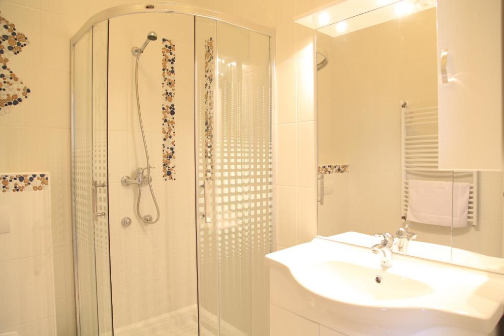 Koupelna v ubytování LuDo Apartman Hotel & Spa