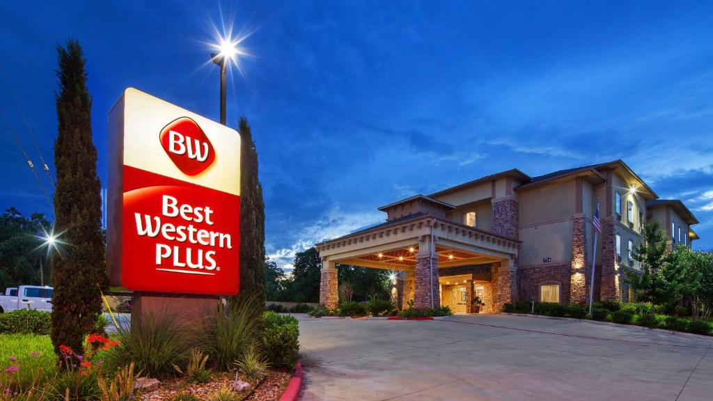 a best western plus sign in front of a building at Best Western Plus Goliad Inn & Suites in Goliad