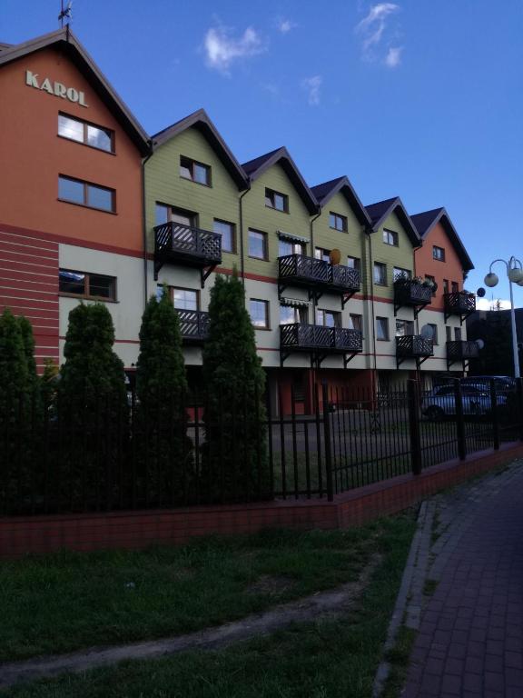 un edificio con una valla delante en Apartament Masajka, en Władysławowo