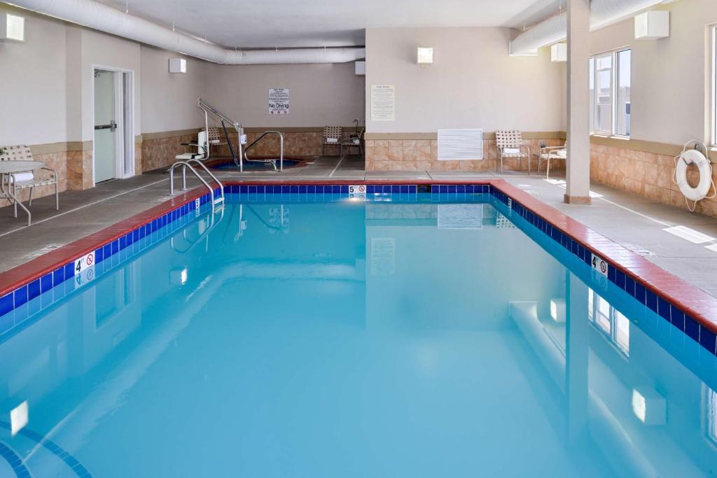 Bazén v ubytování Best Western Plus Frontier Inn nebo v jeho okolí