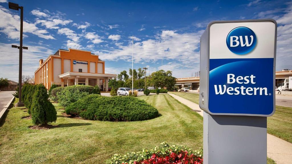 un letrero azul y blanco para un autobús del mejor oeste en Best Western O'Hare/Elk Grove Hotel, en Elk Grove Village