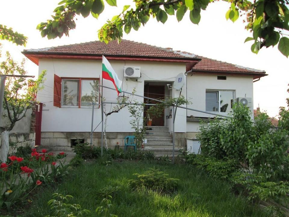 uma casa com uma bandeira em frente em Ivanovo , rooms for rent for 24 hours, separate kitchen, sauna, hydromassage bath, indoor parking, tavern no pets em Ivanovo