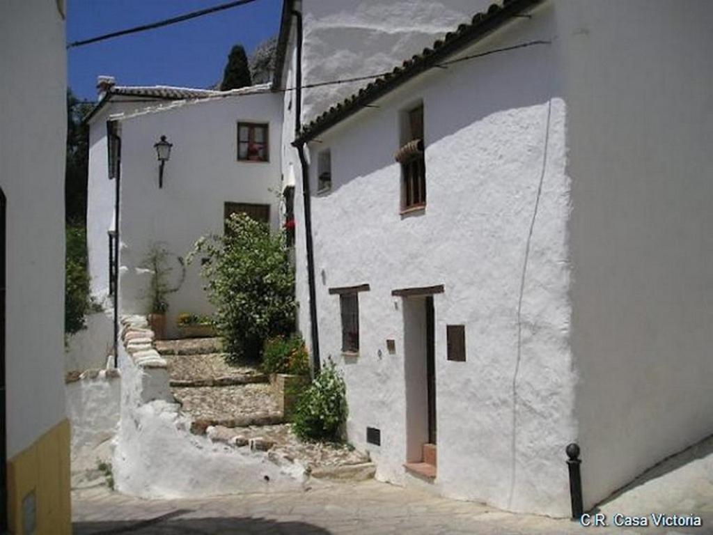 a white building with stairs leading up to it at Conjunto Rural Casa Victoria in Villaluenga del Rosario