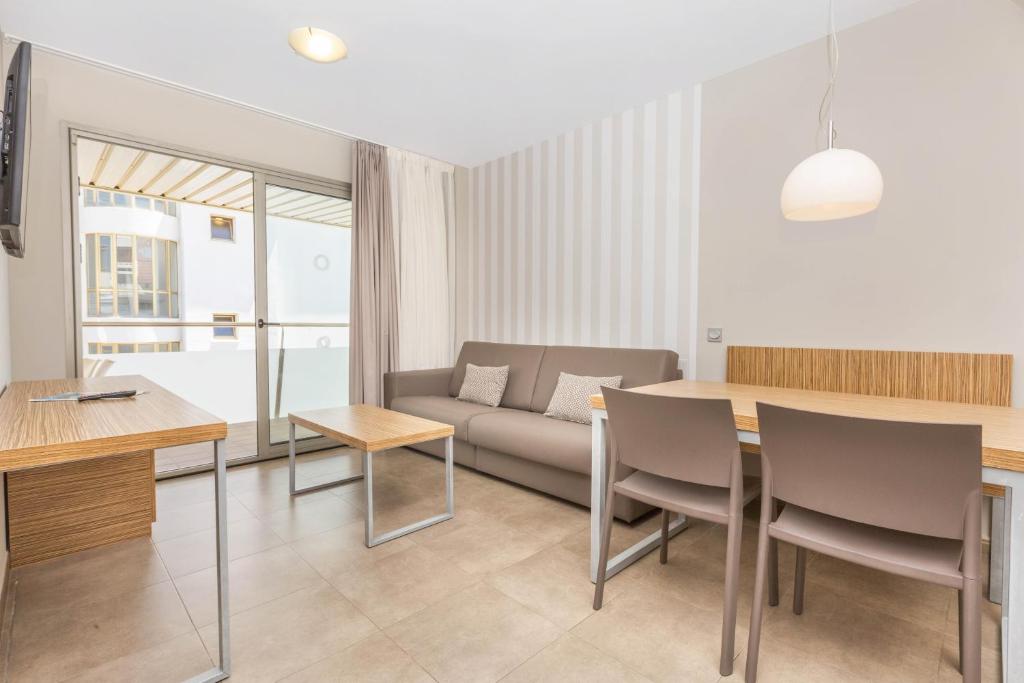 A seating area at Aparthotel Odissea Park