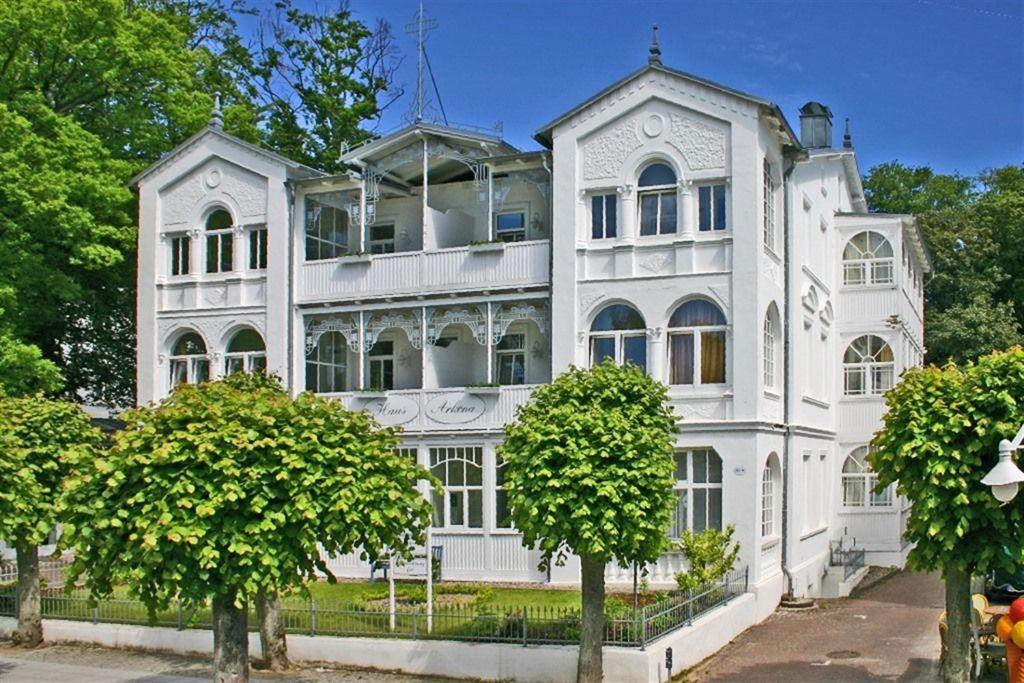 オストゼーバート・ゼリンにあるFerienappartement-Jasmund-05の木々が目の前に広い白い家