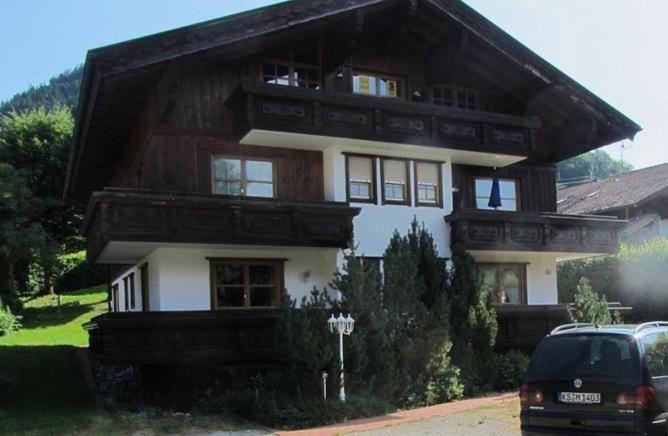 ein Haus mit einem davor geparkt in der Unterkunft Aalener Haus Wohnung 3 in Oberstdorf