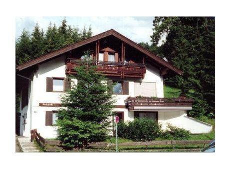 ein weißes Haus mit Balkon darüber in der Unterkunft Haus Bucheneck Wohnung 2 in Oberstdorf