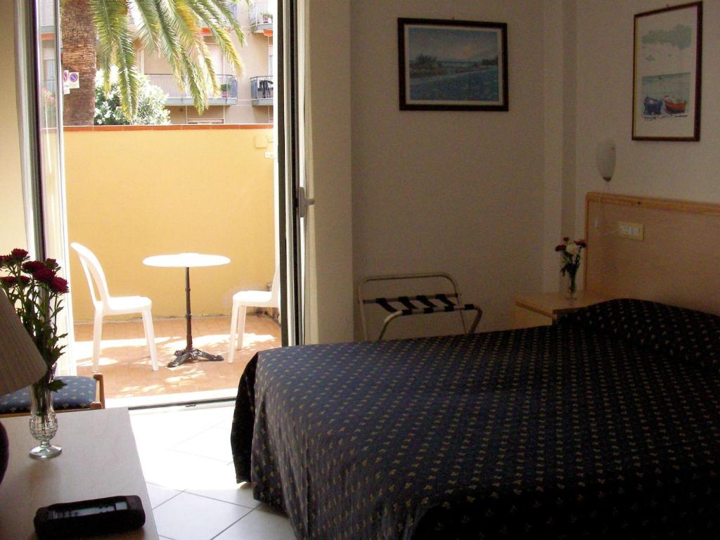 A bed or beds in a room at Hotel Delle Mimose