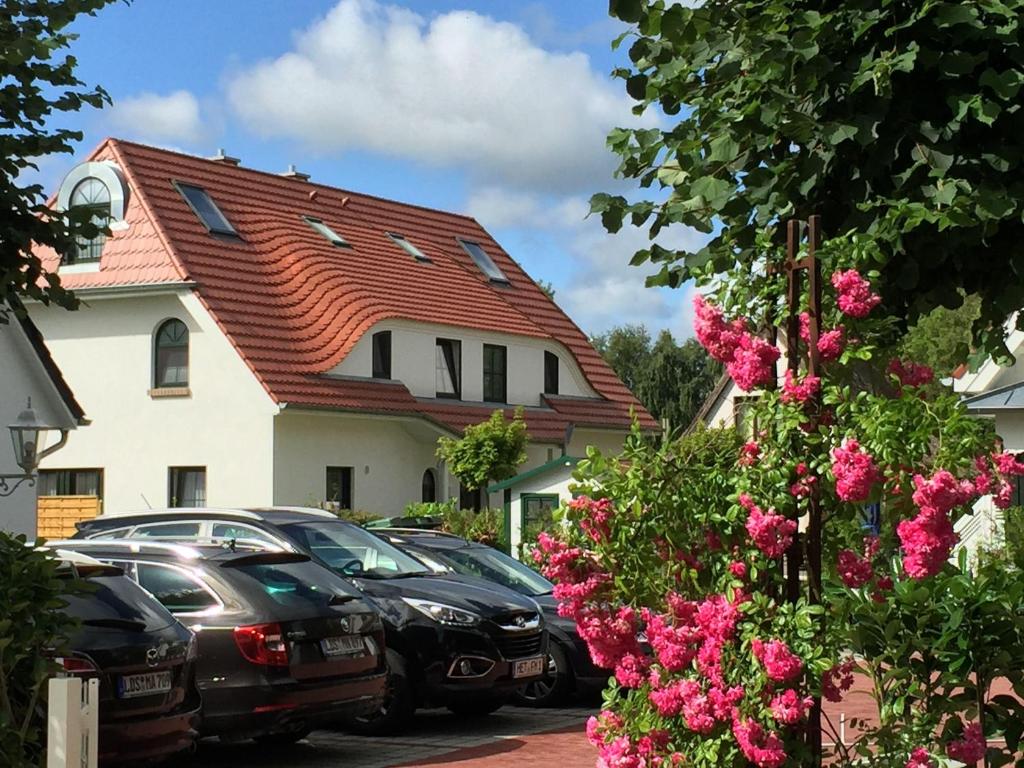 eine Gruppe von Autos, die vor einem Haus geparkt sind in der Unterkunft PIRATENNEST 2 in Zingst