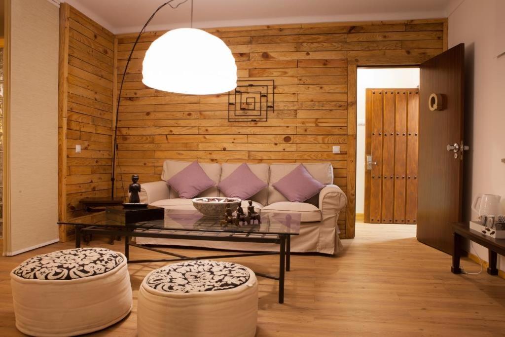 福莫蘇村的住宿－Quinta do Prado Verde，客厅配有沙发和桌子